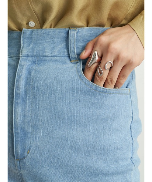 earth music&ecology（アースミュージックアンドエコロジー）の「バックスリットフレアデニムパンツ（デニムパンツ・レディース・ライトインディゴブルー・S/M）」の2枚目の写真