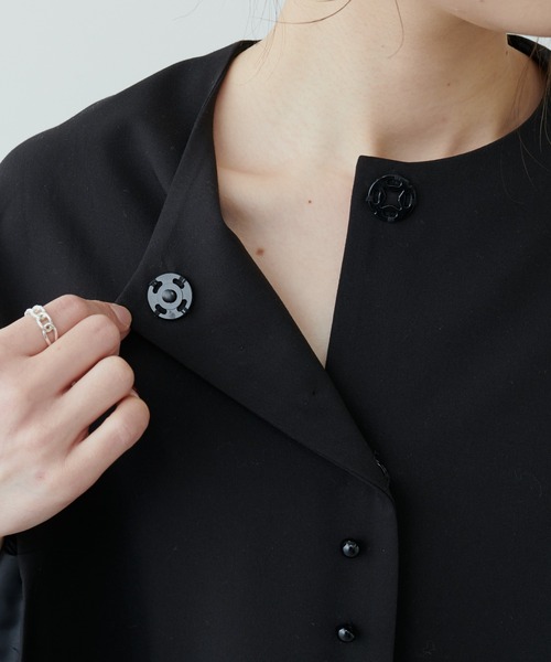 PUAL CE CIN（ピュアルセシン）の「【Du noir】飾り釦ノーカラージャケット（ノーカラージャケット・レディース・グレー/ブラック・FREE）」の4枚目の写真