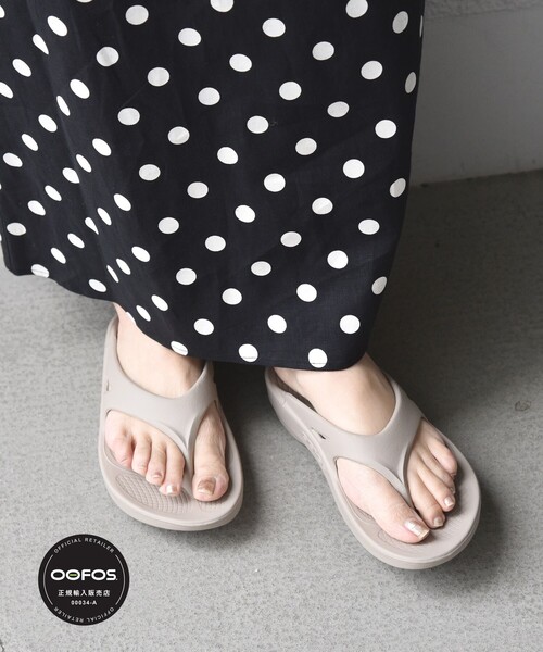 OOFOS(ウーフォス)の「OOFOS: OOoriginal サンダル(サンダル・レディース・ブラック/ベージュ/オフホワイト/ベージュ系その他・23/24/25)」の21枚目の写真