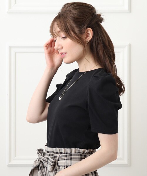 couture brooch（クチュールブローチ）の「◆【コレ一枚で旬顔スタイル！】コンパクトパワショルカットソー（Tシャツ/カットソー・レディース・ブラック/オフホワイト/ライトパープル/ホワイト系5・40/38/42）」の3枚目の写真