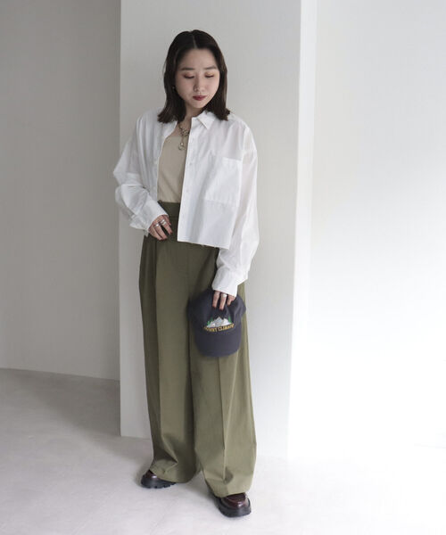 fredy emue（フレディエミュ）の「カットオフデザイン クロップド丈シャツ（シャツ/ブラウス・レディース・ブルー/オフホワイト/カーキ/ピンク・38）」の9枚目の写真