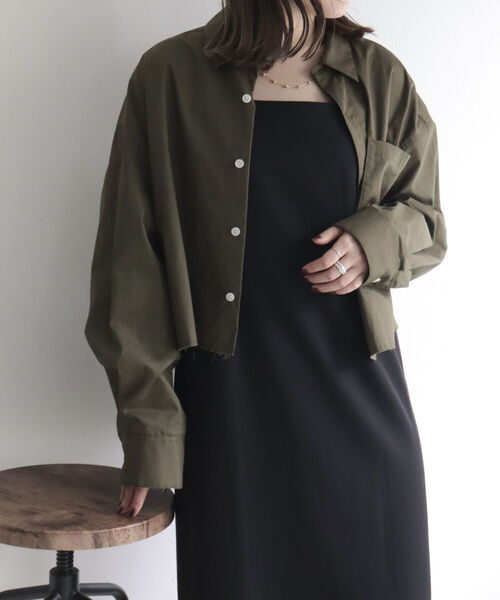 fredy emue（フレディエミュ）の「カットオフデザイン クロップド丈シャツ（シャツ/ブラウス・レディース・ブルー/オフホワイト/カーキ/ピンク・38）」の10枚目の写真