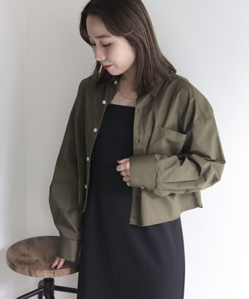 fredy emue（フレディエミュ）の「カットオフデザイン クロップド丈シャツ（シャツ/ブラウス・レディース・ブルー/オフホワイト/カーキ/ピンク・38）」の21枚目の写真