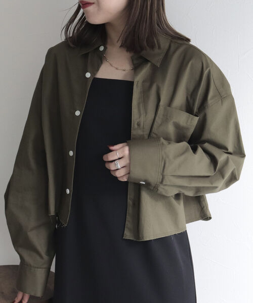 fredy emue（フレディエミュ）の「カットオフデザイン クロップド丈シャツ（シャツ/ブラウス・レディース・ブルー/オフホワイト/カーキ/ピンク・38）」の14枚目の写真