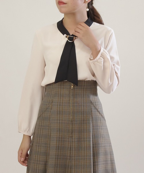 ASTORIA ODIER(アストリアオディール)の「パール金具使い配色ボウタイブラウス(シャツ/ブラウス・レディース・スモークピンク/ベージュ/ホワイト/ブラウン/ワインレッド/ブラック/クリーム/ネイビー/ライトグレー・MEDIUM/LARGE)」の5枚目の写真