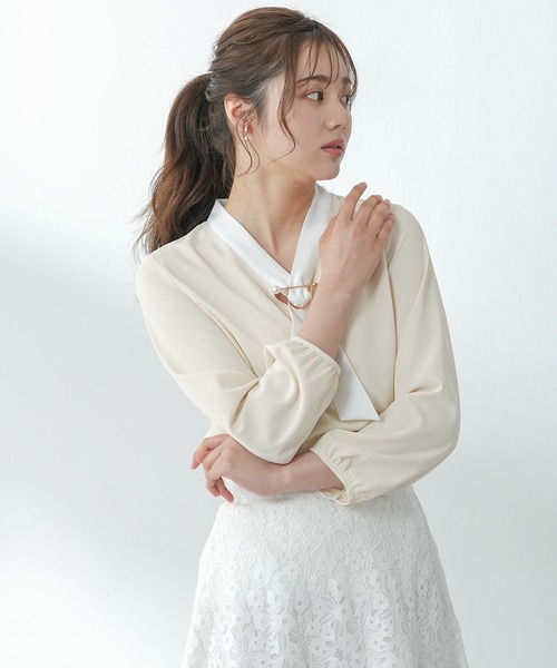 ASTORIA ODIER(アストリアオディール)の「パール金具使い配色ボウタイブラウス(シャツ/ブラウス・レディース・スモークピンク/ベージュ/ホワイト/ブラウン/ワインレッド/ブラック/クリーム/ネイビー/ライトグレー・MEDIUM/LARGE)」の6枚目の写真