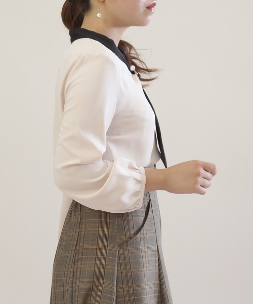 ASTORIA ODIER(アストリアオディール)の「パール金具使い配色ボウタイブラウス(シャツ/ブラウス・レディース・スモークピンク/ベージュ/ホワイト/ブラウン/ワインレッド/ブラック/クリーム/ネイビー/ライトグレー・MEDIUM/LARGE)」の16枚目の写真