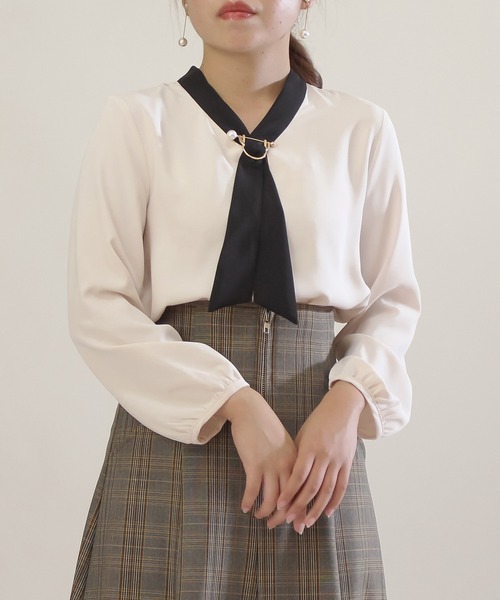 ASTORIA ODIER(アストリアオディール)の「パール金具使い配色ボウタイブラウス(シャツ/ブラウス・レディース・スモークピンク/ベージュ/ホワイト/ブラウン/ワインレッド/ブラック/クリーム/ネイビー/ライトグレー・MEDIUM/LARGE)」の15枚目の写真