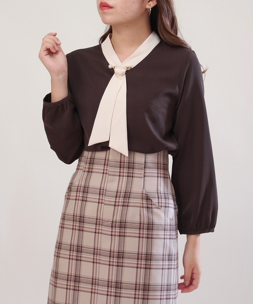 ASTORIA ODIER(アストリアオディール)の「パール金具使い配色ボウタイブラウス(シャツ/ブラウス・レディース・スモークピンク/ベージュ/ホワイト/ブラウン/ワインレッド/ブラック/クリーム/ネイビー/ライトグレー・MEDIUM/LARGE)」の21枚目の写真