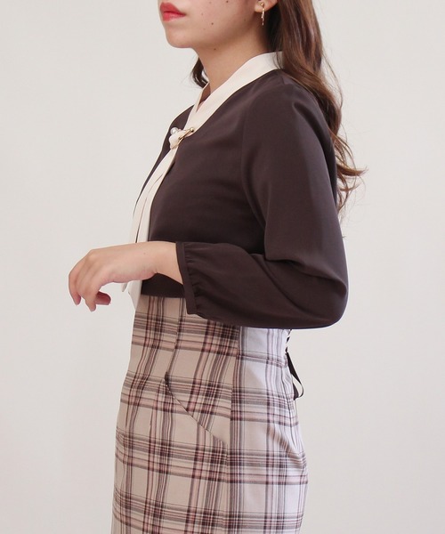 ASTORIA ODIER(アストリアオディール)の「パール金具使い配色ボウタイブラウス(シャツ/ブラウス・レディース・スモークピンク/ベージュ/ホワイト/ブラウン/ワインレッド/ブラック/クリーム/ネイビー/ライトグレー・MEDIUM/LARGE)」の22枚目の写真