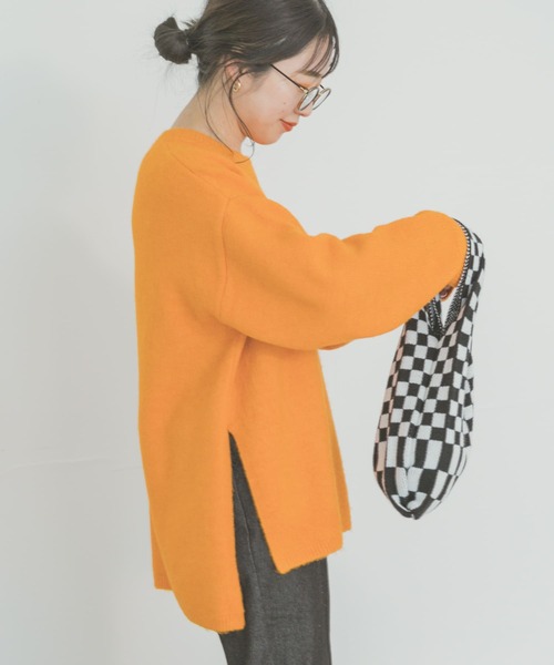 ITEMS URBANRESEARCH（アイテムズ アーバンリサーチ）の「サイドスリットニットプルオーバー（ニット/セーター・レディース・ベージュ/グリーン/オレンジ・FREE）」の4枚目の写真