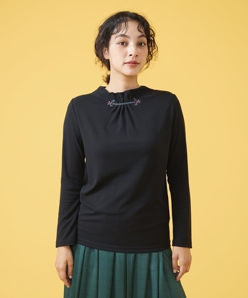 Jocomomola(ホコモモラ)の「ベアスムース タック刺繍カットソー(Tシャツ/カットソー・レディース・レッド/ブルー/ブラック/アイボリー/グリーン/オレンジ/イエロー・40)」の3枚目の写真