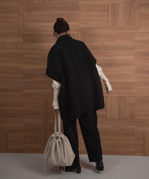 Amiur(エミレ)の「mouton poncho over vest(ベスト・レディース・ブラック/モカ/アイボリー・FREE)」の17枚目の写真