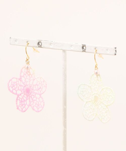 tone（トーン）の「【MUURABBTI】手染めレースのお花ピアス(MA)（ピアス（両耳用）・レディース・イエロー/ブルー/ピンク・FREE）」の7枚目の写真