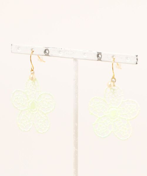 tone（トーン）の「【MUURABBTI】手染めレースのお花ピアス(MA)（ピアス（両耳用）・レディース・イエロー/ブルー/ピンク・FREE）」の6枚目の写真
