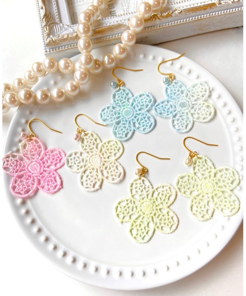 tone（トーン）の「【MUURABBTI】手染めレースのお花ピアス(MA)（ピアス（両耳用）・レディース・イエロー/ブルー/ピンク・FREE）」の4枚目の写真