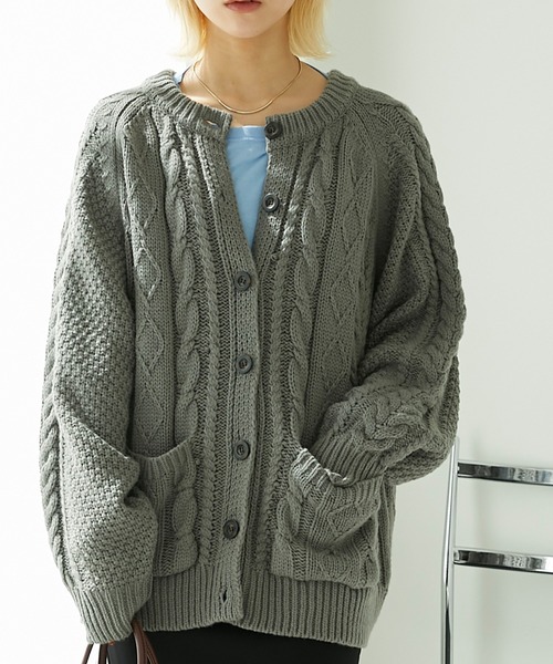 Chaco closet（チャコ クローゼット）の「フィッシャーマンオーバーサイズクルーネックケーブルニットカーディガン（カーディガン/ボレロ・レディース・ダークグリーン/グレー/ネイビー/アイボリー・FREE）」の2枚目の写真
