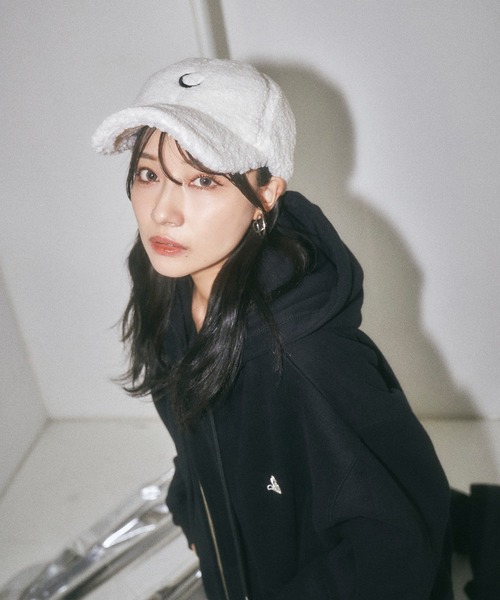 ANDGEEBEE（アンジービー）の「UNISEX ムーンボアキャップ（キャップ・レディース・ホワイト/ブラック・FREE）」の3枚目の写真