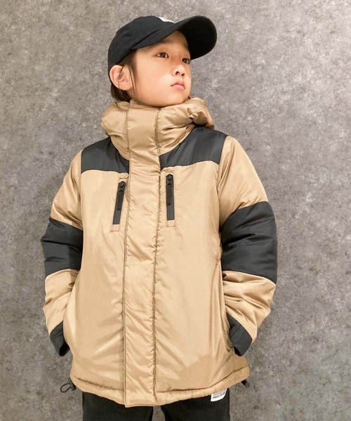 THE CASUAL(カジュアル)の「中綿切り替えジャケット(ダウンジャケット/コート・キッズ・レッド/ベージュ/ネイビー/チャコール/ブラック/カーキ系・120cm/130cm/140cm/150cm/160cm)」の3枚目の写真
