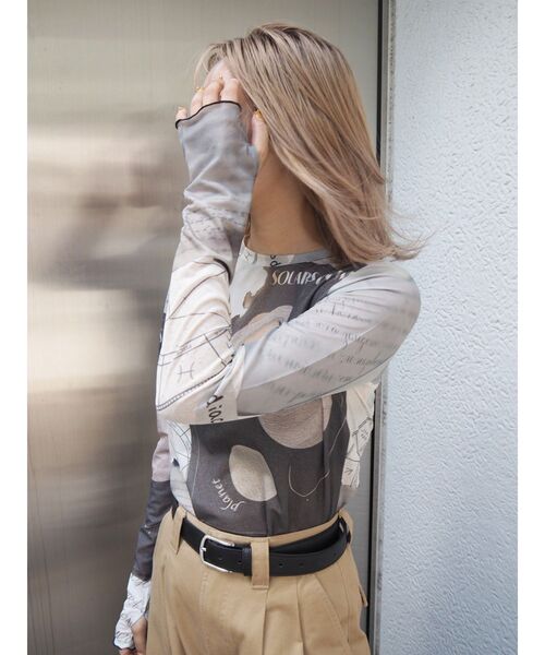 EVRIS(エヴリス)の「グラフィックメローシアートップス(Tシャツ/カットソー・レディース・ネイビー/ブラック・FREE)」の1枚目の写真