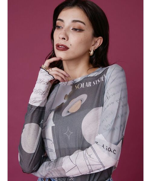 EVRIS(エヴリス)の「グラフィックメローシアートップス(Tシャツ/カットソー・レディース・ネイビー/ブラック・FREE)」の3枚目の写真