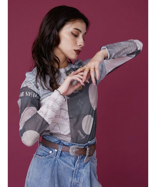 EVRIS(エヴリス)の「グラフィックメローシアートップス(Tシャツ/カットソー・レディース・ネイビー/ブラック・FREE)」の5枚目の写真