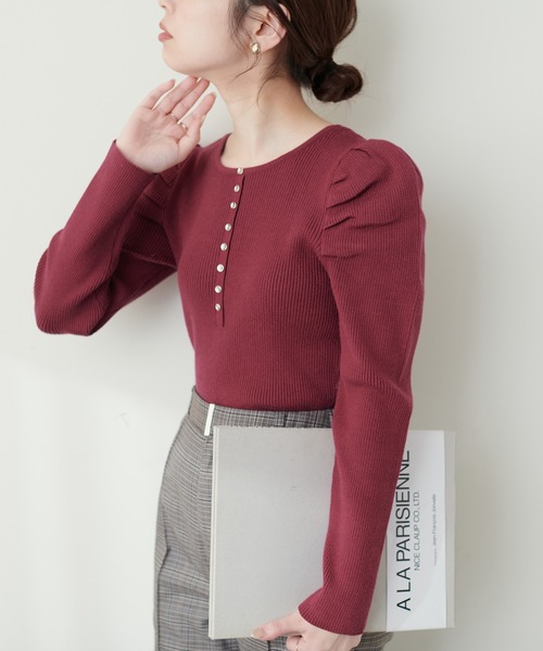 natural couture(ナチュラルクチュール)の「ちび金釦ジゴスリーブニット(ニット/セーター・レディース・レッド系その他/グレイッシュベージュ/グレー系その他/アイボリー/ブラック・FREE)」の5枚目の写真
