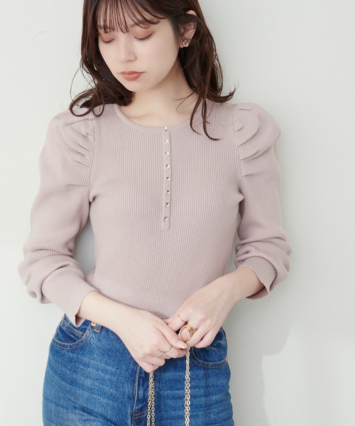 natural couture(ナチュラルクチュール)の「ちび金釦ジゴスリーブニット(ニット/セーター・レディース・レッド系その他/グレイッシュベージュ/グレー系その他/アイボリー/ブラック・FREE)」の4枚目の写真