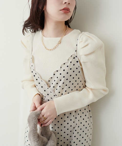 natural couture(ナチュラルクチュール)の「ちび金釦ジゴスリーブニット(ニット/セーター・レディース・レッド系その他/グレイッシュベージュ/グレー系その他/アイボリー/ブラック・FREE)」の1枚目の写真