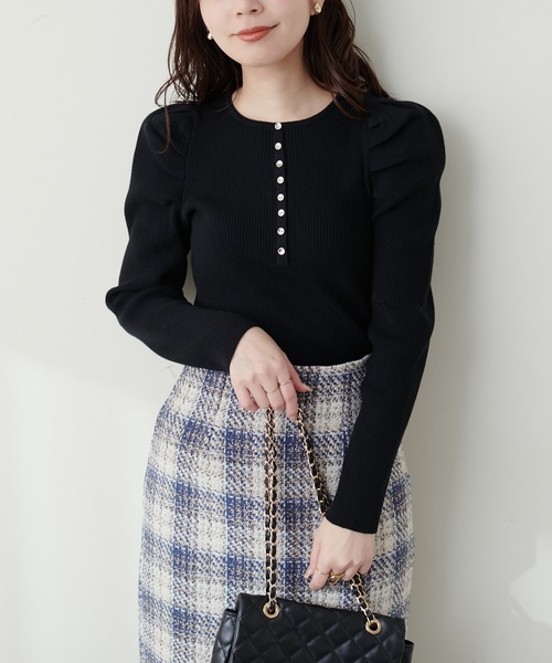 natural couture(ナチュラルクチュール)の「ちび金釦ジゴスリーブニット(ニット/セーター・レディース・レッド系その他/グレイッシュベージュ/グレー系その他/アイボリー/ブラック・FREE)」の15枚目の写真