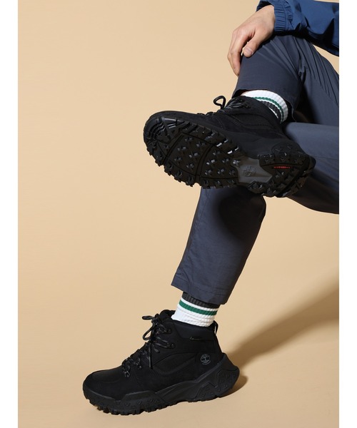 Timberland（ティンバーランド）の「メンズ モーション スクランブル ミッド レースアップ ウォータープルーフ ブーツ - ブラック（スニーカー・メンズ・ブラック・29.0cm/28.5cm/28.0cm/27.5cm/27.0cm/26.5cm/26.0cm/25.5cm/30.0cm）」の2枚目の写真