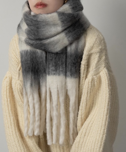 lawgy（ラウジー）の「soft touch border muffler / ソフトタッチボーダーマフラー（マフラー・レディース・ブルー系その他/ホワイト系その他/グレー系その他・FREE）」の9枚目の写真