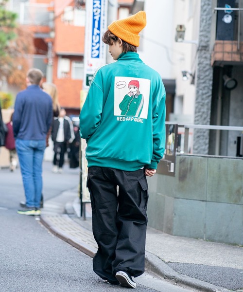 Red Cap Girl(レッドキャプガール)の「【UNIIT × RED CAP GIRL/ユニット×レッドキャップガール】 バックプリントトラックジャケット オーバーサイズ バックプリント ロゴ ワンポイント刺繍 トラックジャケット/ラインジャージ/レディース メンズ(ジャージ・メンズ・ブラック/グリーン/アイボリー・MEDIUM/LARGE)」の11枚目の写真