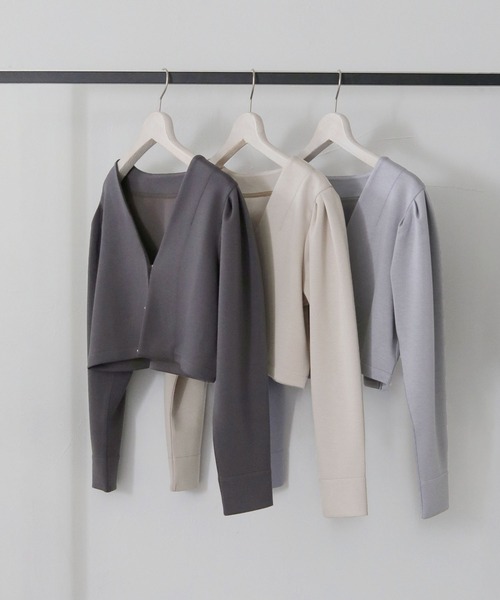 cheriella(シェリエラ)の「【cheriella】WEB限定タックパフスリーブジャケット WEB LIMITED TUCK PUFF SLEEVE JACKET(ノーカラージャケット・レディース・グレイッシュベージュ/グレイッシュブルー/チャコールグレー・M)」の4枚目の写真