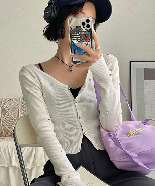 Ada.(エイダ)の「ビジュー ニット Vネック カーディガン(カーディガン/ボレロ・レディース・ピンク/アイボリー/ブラック・FREE)」の1枚目の写真