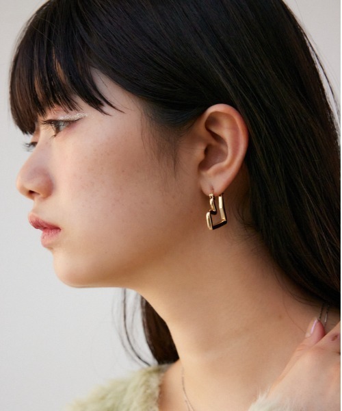 AZUL by moussy（アズールバイマウジー）の「ニュアンスハートシェイプドフープピアス（ピアス（両耳用）・レディース・ゴールド系その他/シルバー・FREE）」の2枚目の写真