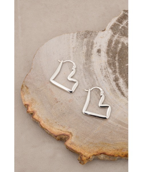 AZUL by moussy（アズールバイマウジー）の「ニュアンスハートシェイプドフープピアス（ピアス（両耳用）・レディース・ゴールド系その他/シルバー・FREE）」の5枚目の写真