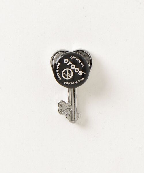 crocs(クロックス)の「crocs JIBBITZ Silver and Black Heart Key / クロックス ジビッツ シルバー アンド ブラック ハート キー(シューズアクセサリー・レディース・マルチ・FREE)」の2枚目の写真
