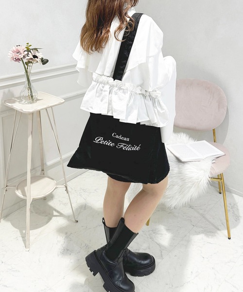 apres jour(アプレジュール)の「刺繍フリルバッグ【ZOZOTOWN限定アイテム】(トートバッグ・レディース・オフホワイト/ブラック/ピンク・FREE)」の7枚目の写真