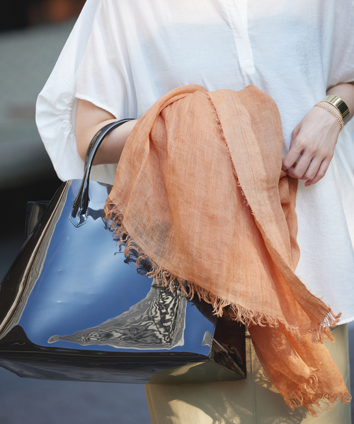 IENA（イエナ）の「【NIMNIMDUAI/ニムニムデュアイ】LINEN GAUZE SOLID リネンガーゼ ストール（ストール/ショール・レディース・ブラウン/パープル/ライトブルー/グリーン/キャメル/ウッド/イエロー系その他・FREE）」の7枚目の写真