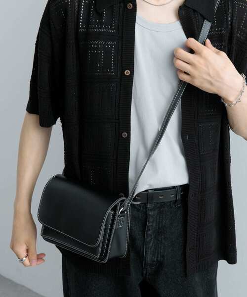 SENSE OF PLACE by URBAN RESEARCH(センスオブプレイスバイアーバンリサーチ)の「フェイクレザーフラップショルダーバッグ(ショルダーバッグ・メンズ・ブラック/ブラック系その他・ONE)」の2枚目の写真