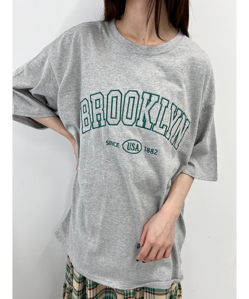 WC(ダブル シー)の「BROOKLYNロゴ ビッグTee(Tシャツ/カットソー・レディース・グレー/ピンク/ネイビー・FREE)」の1枚目の写真