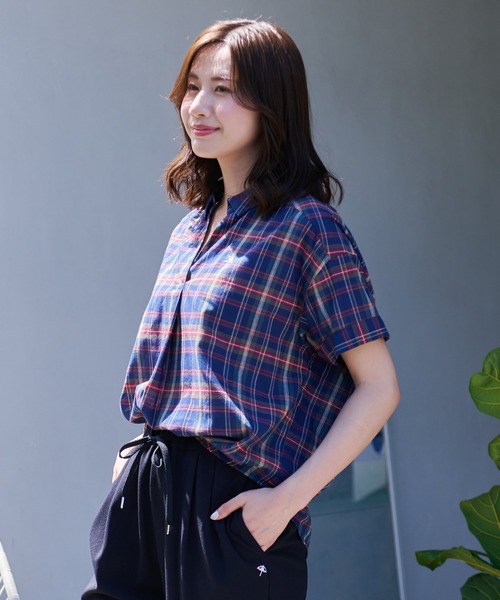 Arnold Palmer(アーノルドパーマー)の「リングチェック 半袖 スキッパーシャツ(シャツ/ブラウス・レディース・ブラック/ベージュ/ネイビー/ホワイト・S/M/L)」の4枚目の写真