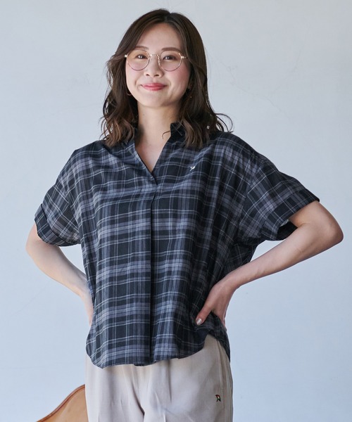 Arnold Palmer(アーノルドパーマー)の「リングチェック 半袖 スキッパーシャツ(シャツ/ブラウス・レディース・ブラック/ベージュ/ネイビー/ホワイト・S/M/L)」の1枚目の写真