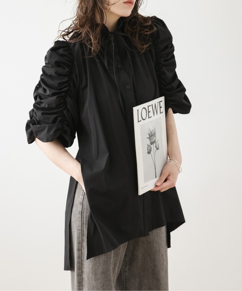 AMELY(エミリー)の「ギャザースリーブチュニック丈ブラウス(シャツ/ブラウス・レディース・ホワイト/ブルー/ブラック・フリー)」の1枚目の写真