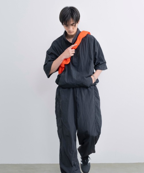 SINSS（シンス）の「Wide straight nylon tech pants / ワイドストレートナイロンテックパンツ（その他パンツ・メンズ・ブラック・SMALL/MEDIUM/LARGE）」の5枚目の写真