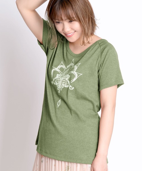MARAI(マーライ)の「ロータスロゴ くすみカラー 半袖Tシャツ クルーネック プリント(Tシャツ/カットソー・レディース・カーキ系/ブルー/マスタード/ブラック/ピンク/レッド・FREE)」の2枚目の写真