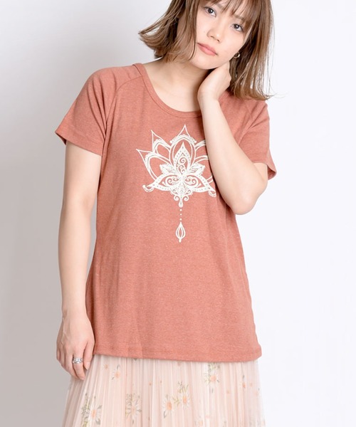 MARAI(マーライ)の「ロータスロゴ くすみカラー 半袖Tシャツ クルーネック プリント(Tシャツ/カットソー・レディース・カーキ系/ブルー/マスタード/ブラック/ピンク/レッド・FREE)」の6枚目の写真