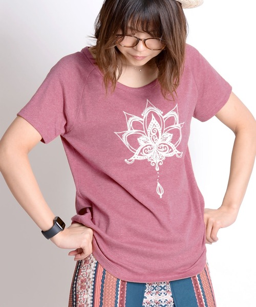 MARAI(マーライ)の「ロータスロゴ くすみカラー 半袖Tシャツ クルーネック プリント(Tシャツ/カットソー・レディース・カーキ系/ブルー/マスタード/ブラック/ピンク/レッド・FREE)」の5枚目の写真