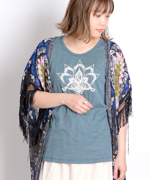 MARAI(マーライ)の「ロータスロゴ くすみカラー 半袖Tシャツ クルーネック プリント(Tシャツ/カットソー・レディース・カーキ系/ブルー/マスタード/ブラック/ピンク/レッド・FREE)」の3枚目の写真